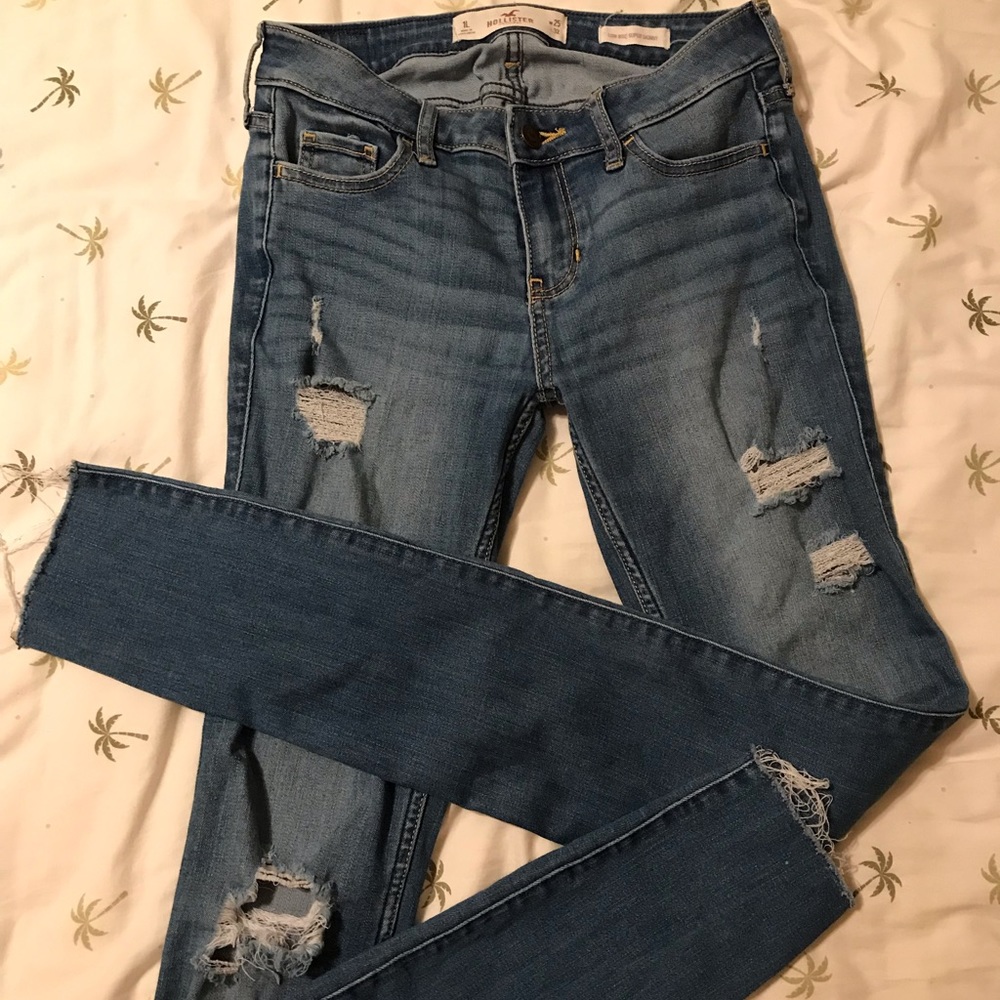 HOLLISTER 1L RIPPED JEANS